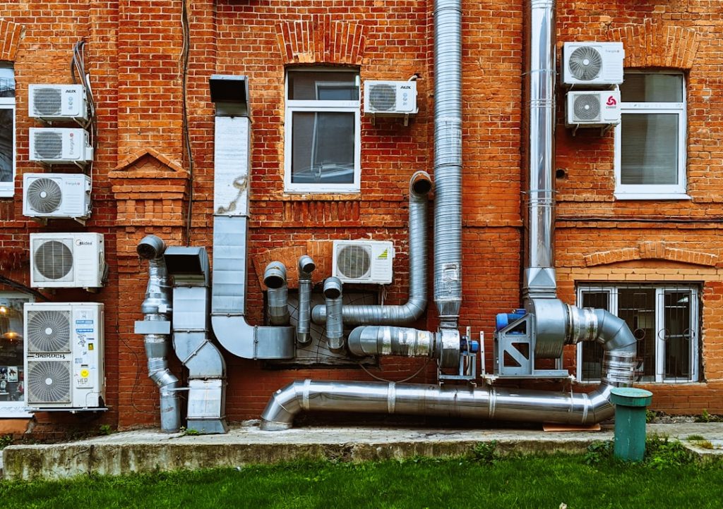 a-building-with-a-bunch-of-pipes-on-the-side-of-it-iuuvb1nlsqu